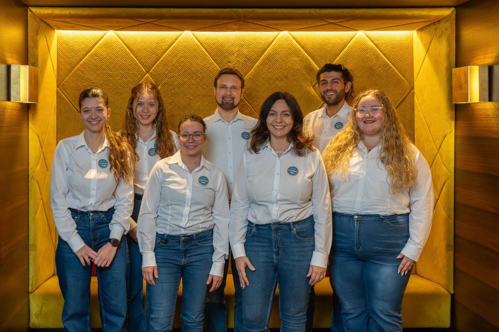 الاتصال والموقع